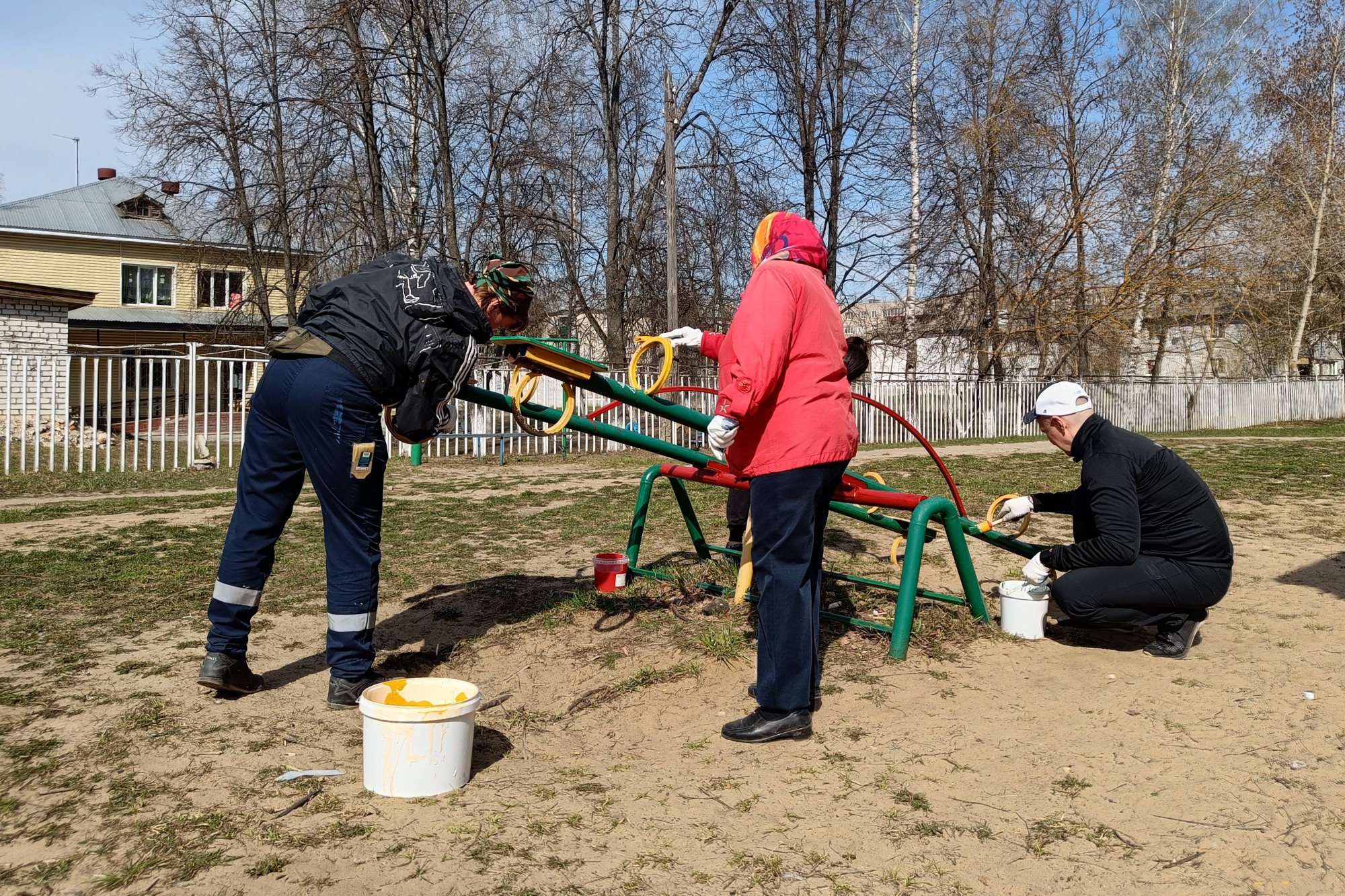 УК «Иверское» поддержала субботник у дома 50 в микрорайоне Гоголя